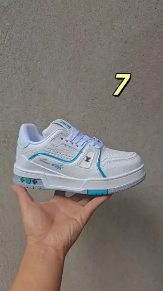 סניקרס לואי ויטון Louis Vuitton עם פאץ' לוגו קדמי