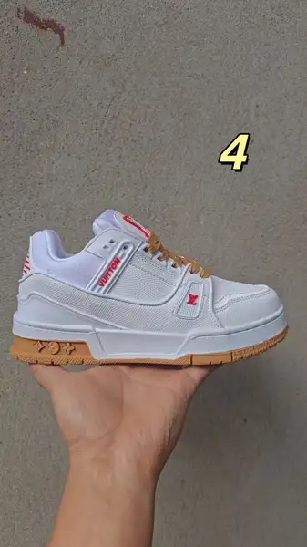 סניקרס לואי ויטון Louis Vuitton עם פאץ' לוגו קדמי