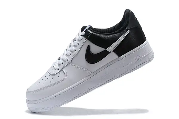 סניקרס נייקי Nike עם הדפס משבצות בגוף הנעל