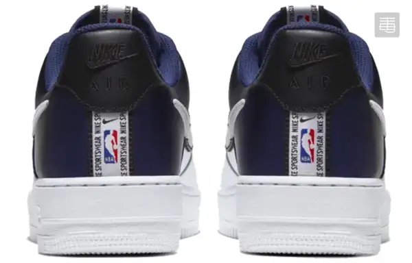 סניקרס נייקי Nike עם הדפס משבצות בגוף הנעל