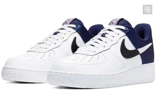 סניקרס נייקי Nike עם הדפס משבצות בגוף הנעל