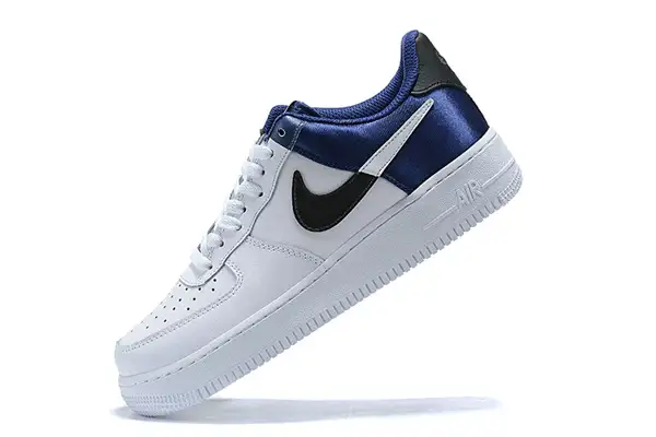 סניקרס נייקי Nike עם הדפס משבצות בגוף הנעל