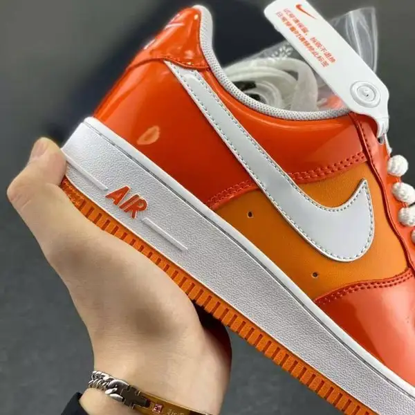 נעלי סניקרס נמוכות נייקי Nike Air Force 1 בגימור מבריק