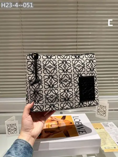 ארנק מעוצב LOEWE לנשים אופנתיות