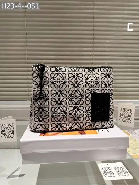 ארנק מעוצב LOEWE לנשים אופנתיות