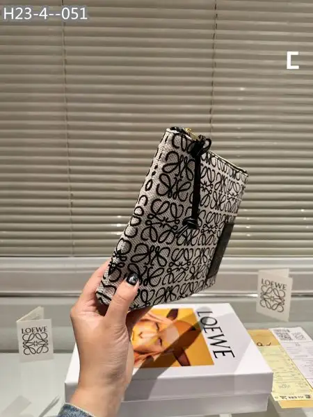 ארנק מעוצב LOEWE לנשים אופנתיות