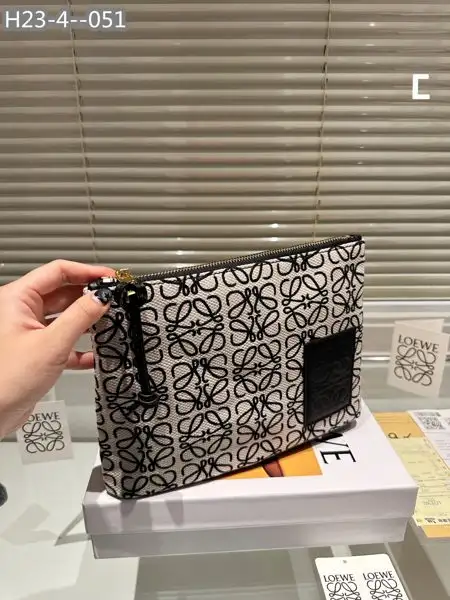 ארנק מעוצב LOEWE לנשים אופנתיות