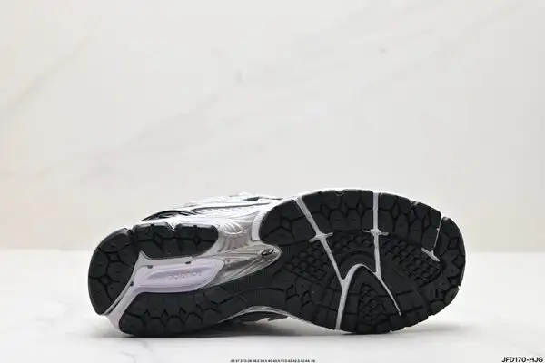 נעלי ספורט רשת ניו באלאנס New Balance 1906R בגזרה נמוכה